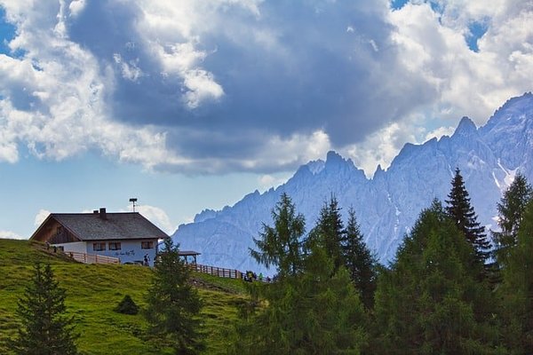 Découvrez la définition de l'hébergement écotouristique et comment il transforme le voyage